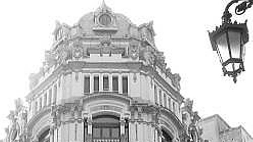 sedes de la vigorosa historia financiera asturiana. Por la izquierda, la segunda sede histórica de Banesto en Asturias y los edificios del Banco Herrero y del Banco Asturiano, este último domicilio social en la actualidad de su sucesor, el BBVA, todos ellos en Oviedo.