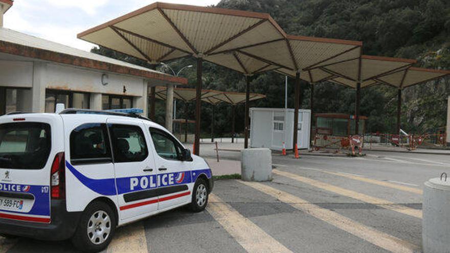 La policia francesa a la frontera del Pertús.