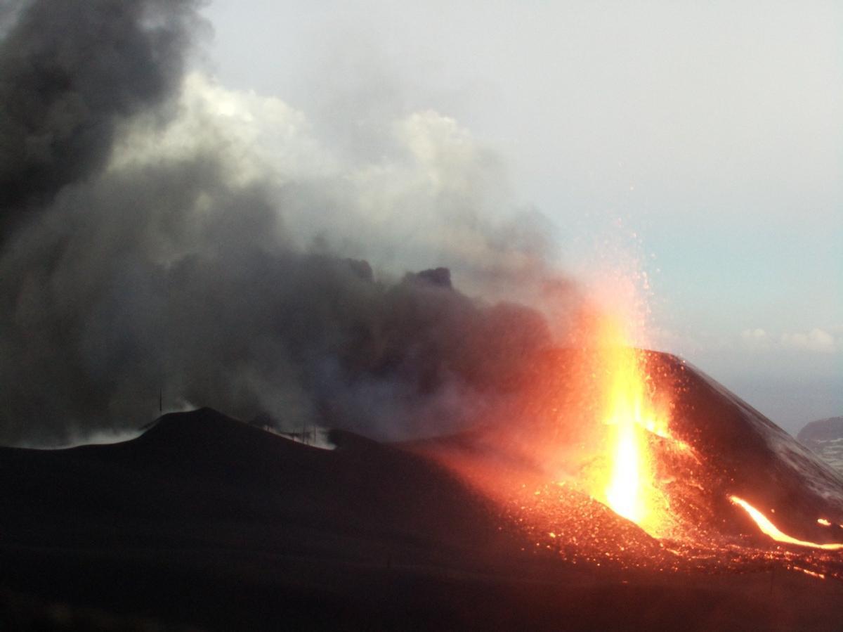 Nuevo foco de emisión de gases y piroclastos del volcán de La Palma