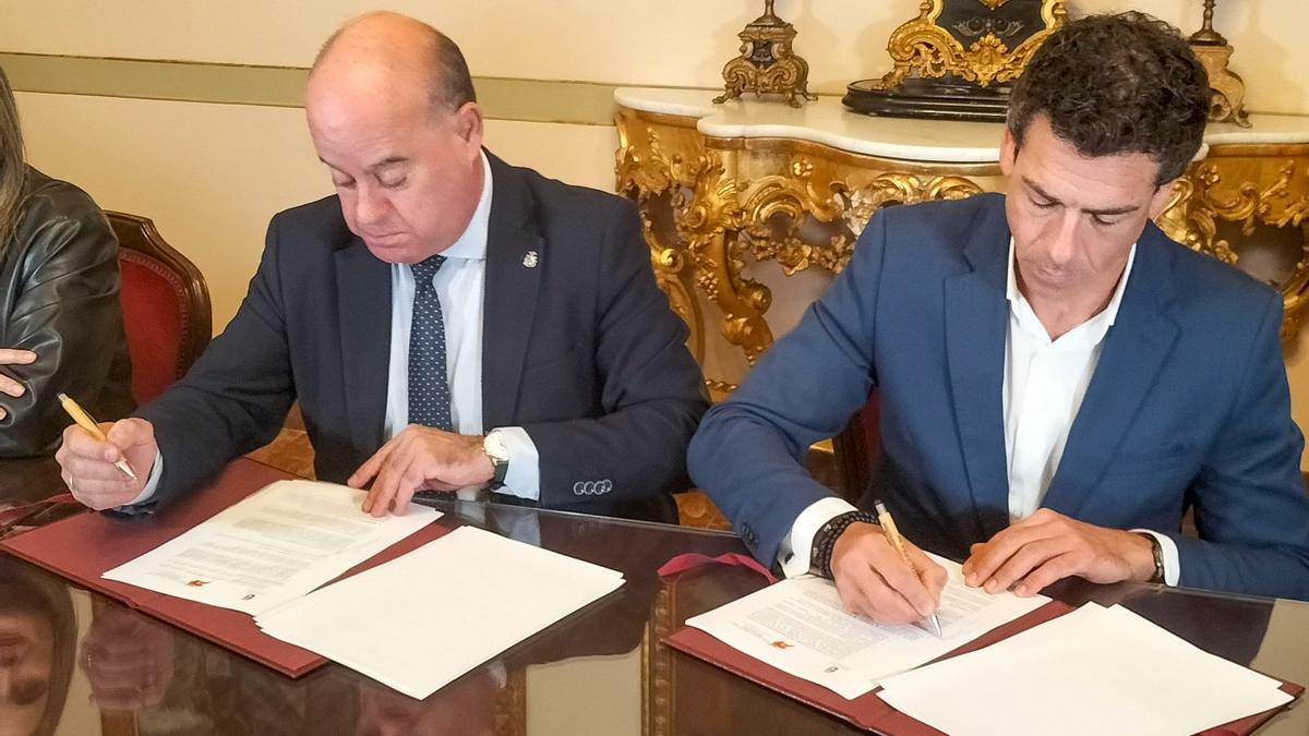 La firma de acuerdo ha tenido lugar esta mañana en el Salón de los Reyes del Consistorio entre el presidente de la comunidad de propietarios del polígono industrial, José Antonio Barón, y el alcalde antequerano, Manolo Barón.