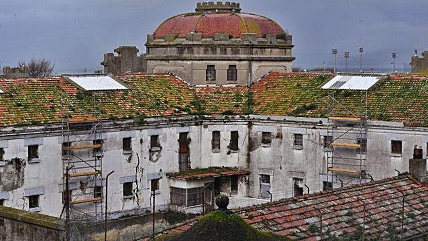 Cubiertas de la antigua prisión de la Torre con vegetación.