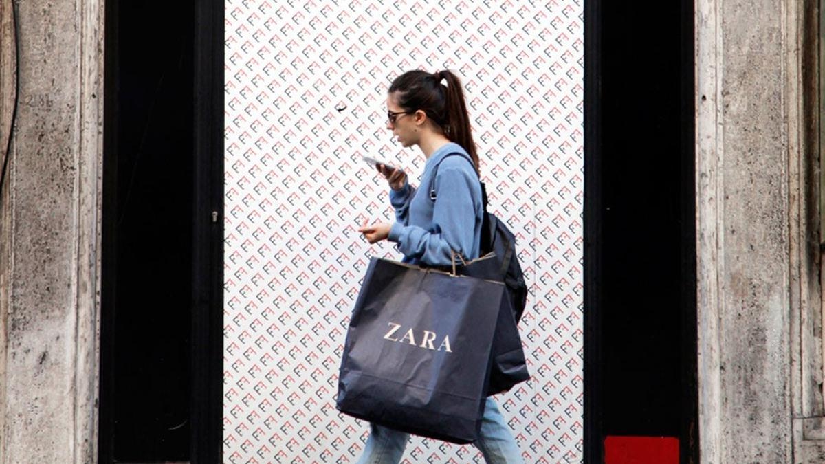 Chica con bolsa de Zara