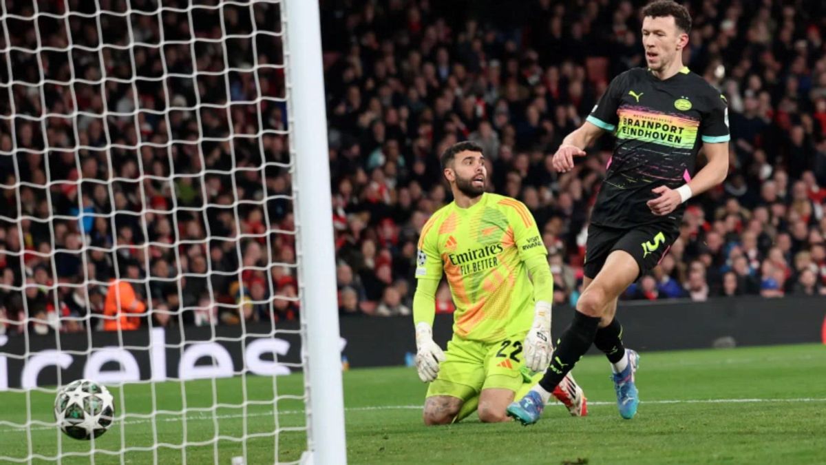 Perisic, el jugador del PSV Eindhoven, marca un gol al Arsenal.