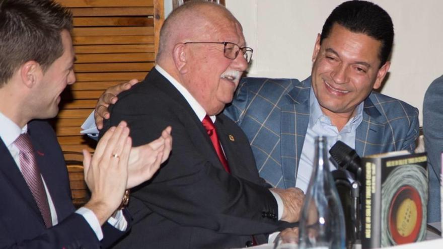 Felipe de Paco, felicitado durante la presentación del libro.