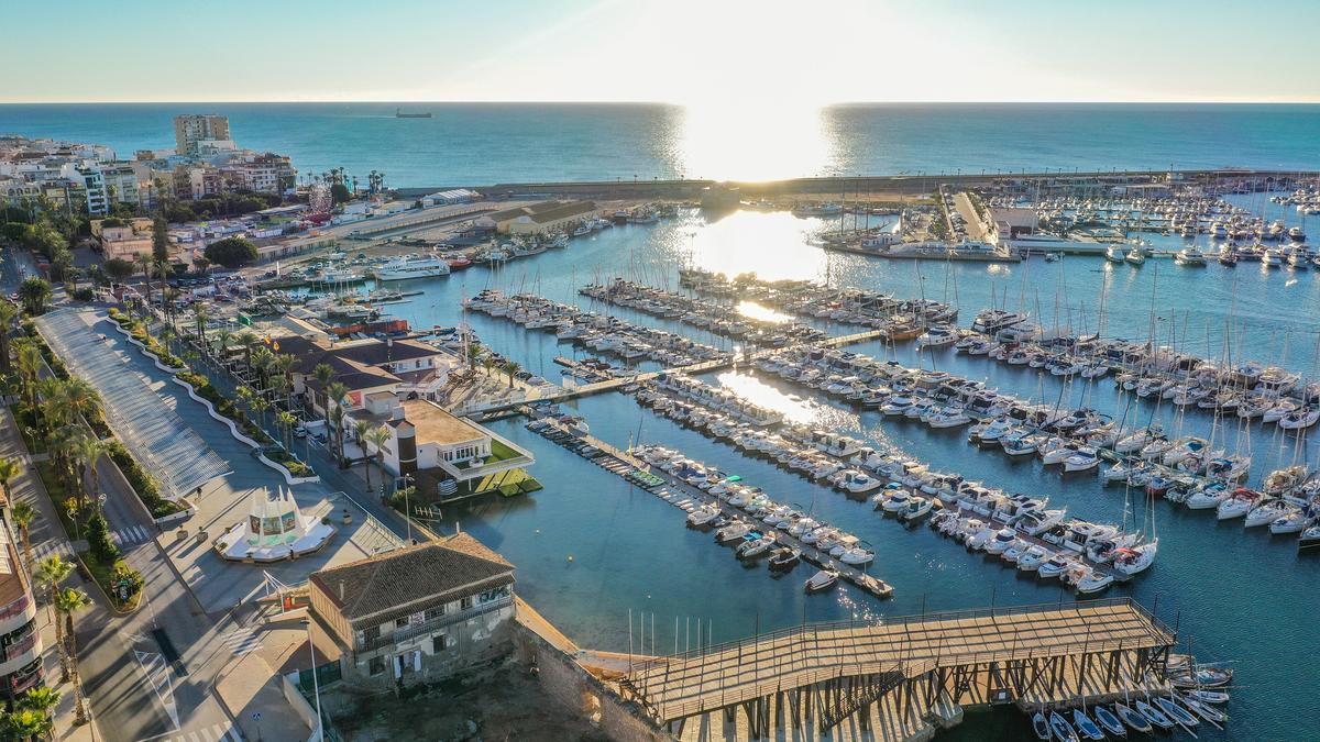 Panorámica del puerto de Torrevieja y sus tres marinas deportivas, donde se ha producido la explosión de la embarcación