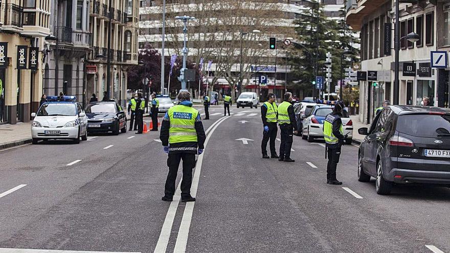 Control de la Policía Municipal en la calle de Alfonso IX.