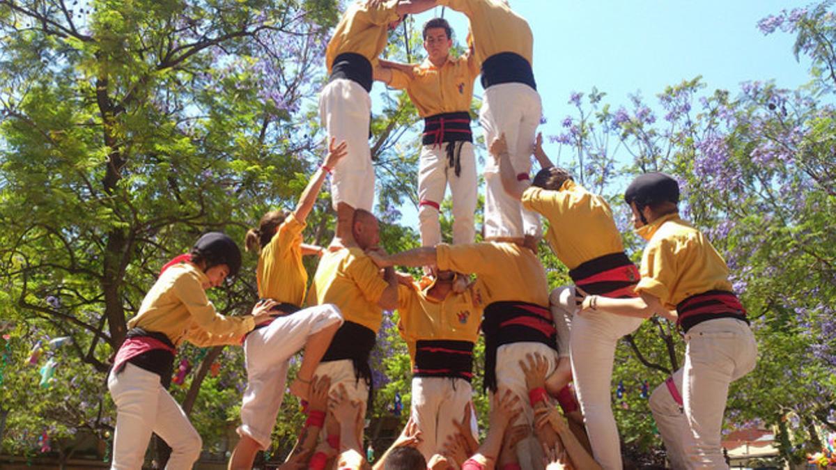 Los Castellers de Badalona iniciando el 'tres de set' en la segunda ronda.