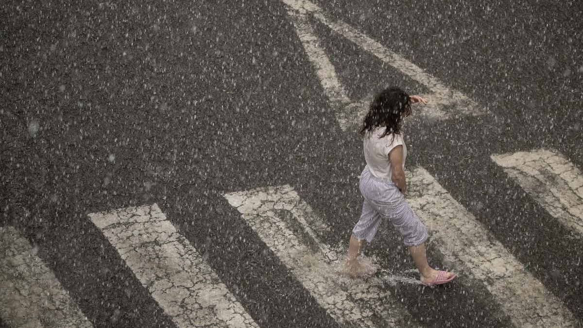 Una mujer, bajo la lluvia en Ourense esta semana