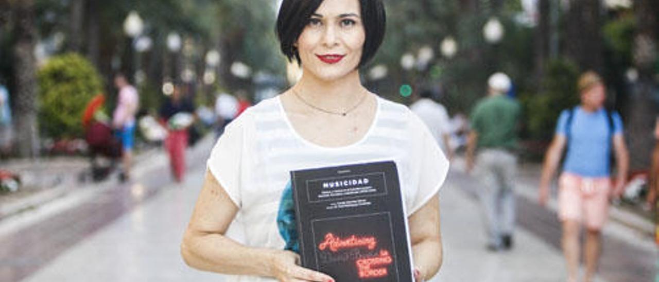 Cande Sánchez, profesora de la UA, con su tesis doctoral en mano.