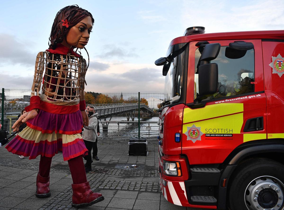 Pasando al lado de un camión de Bomberos en Glasgow.