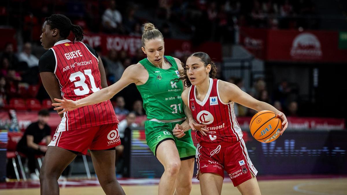 Carla Leite, con Gueye detrás, durante el choque ante el Araski