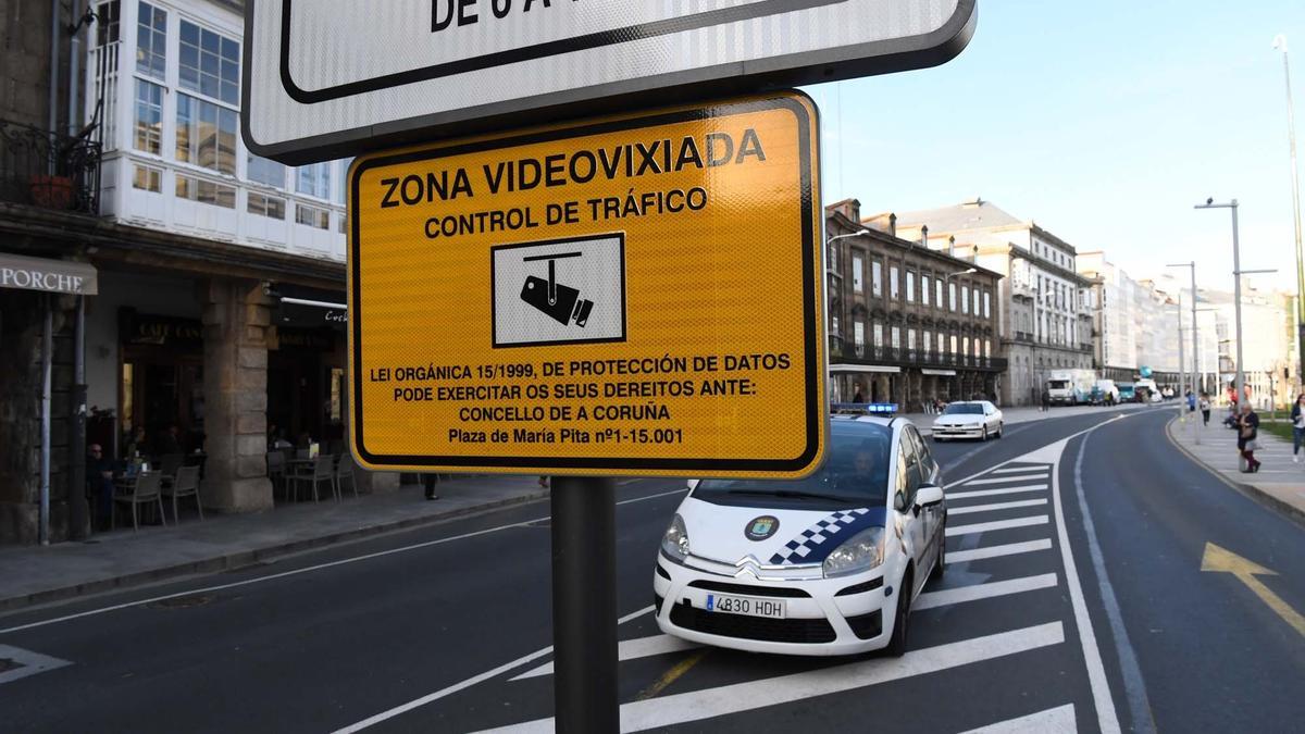 Señal que advierte de la presencia de cámaras de vigilancia en la avenida de la Marina