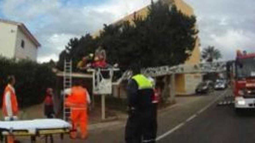 Los bomberos rescatan al deportista herido.