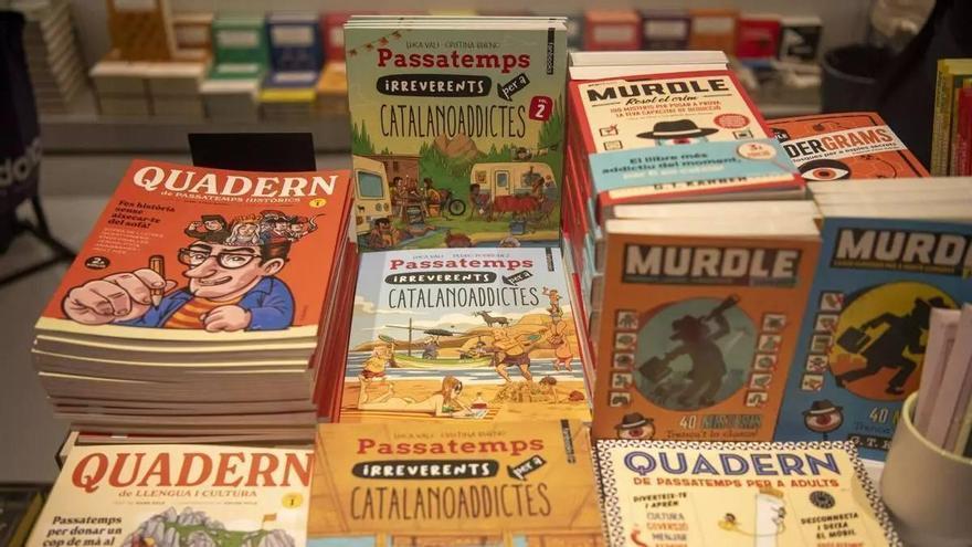 Deures per plaer i passatemps criminals: els adults continuen enganxats als quaderns d’estiu