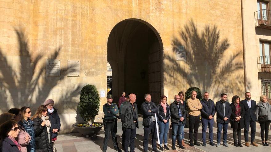 Un momento del minuto de silencio en Elche