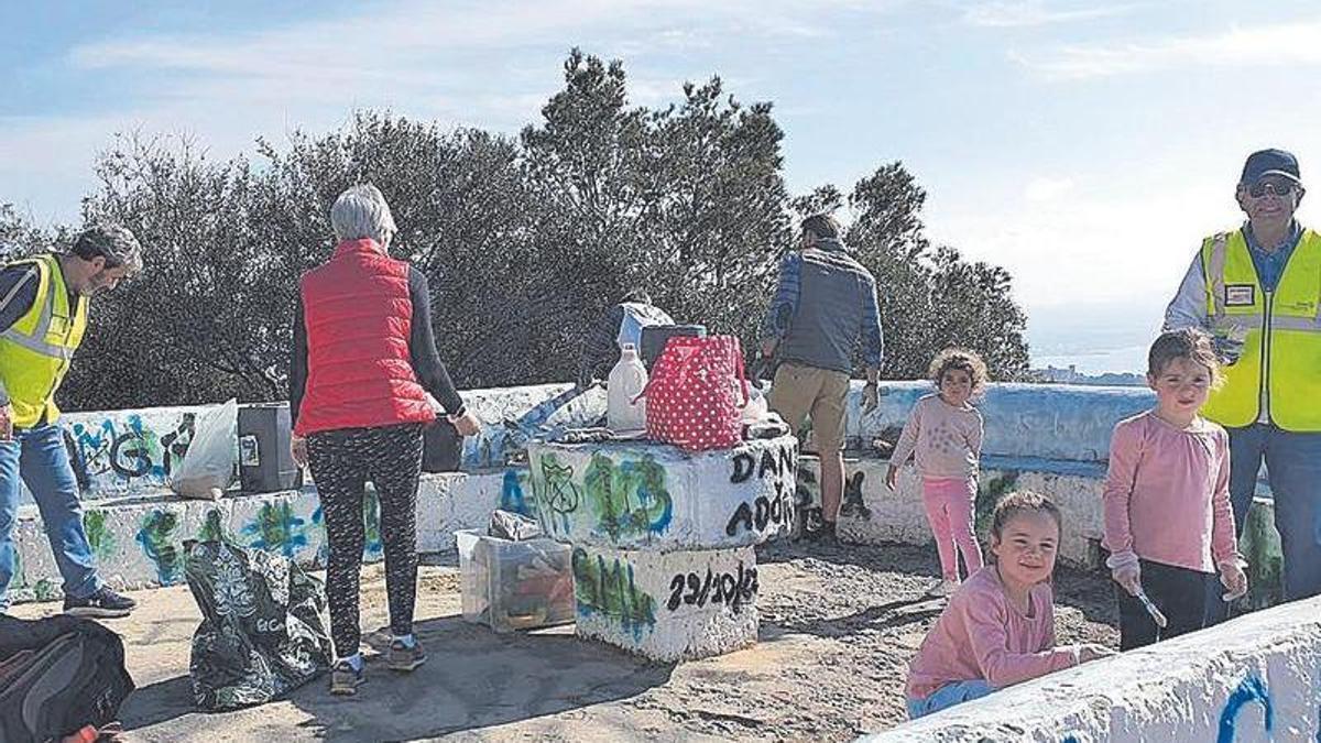 Un grupo de integrantes del Rotary Club Palma Almudaina, junto a vecinos de la barriada de Génova, participó en una jornada de limpieza y preservación de la naturaleza en la zona de Na Burguesa.