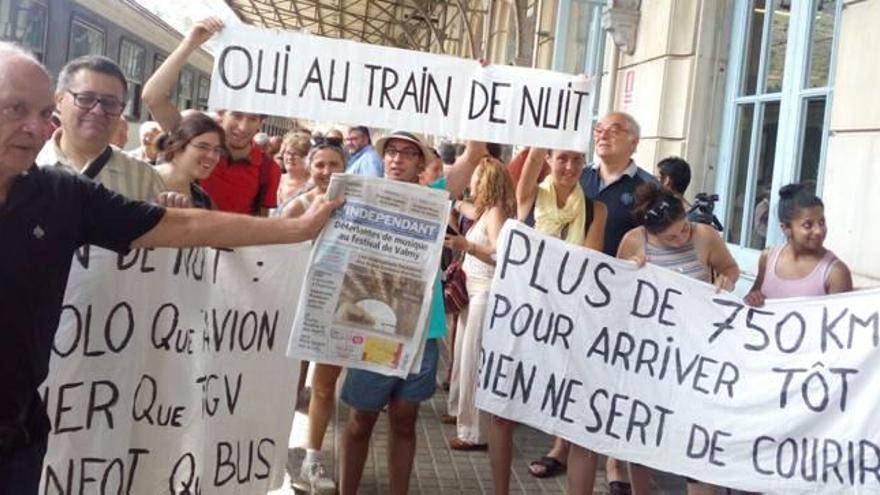 Els usuaris a l&#039;estació de tren de Portbou amb pancartes reïnvindicatives.