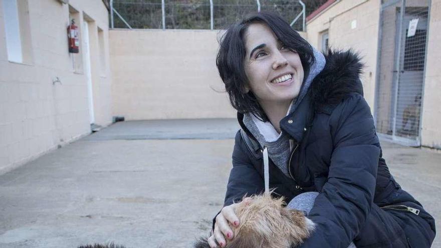 Paloma, junto a su nueva propietaria, Rocío Castro. // FdV