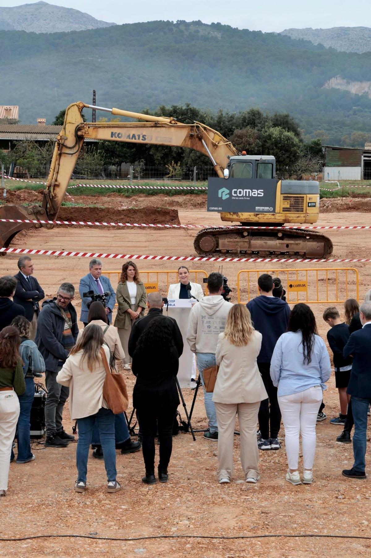 Un momento de los parlamentos durante el acto de colocación de la primera piedra del nuevo CEIP de sa Pobla.