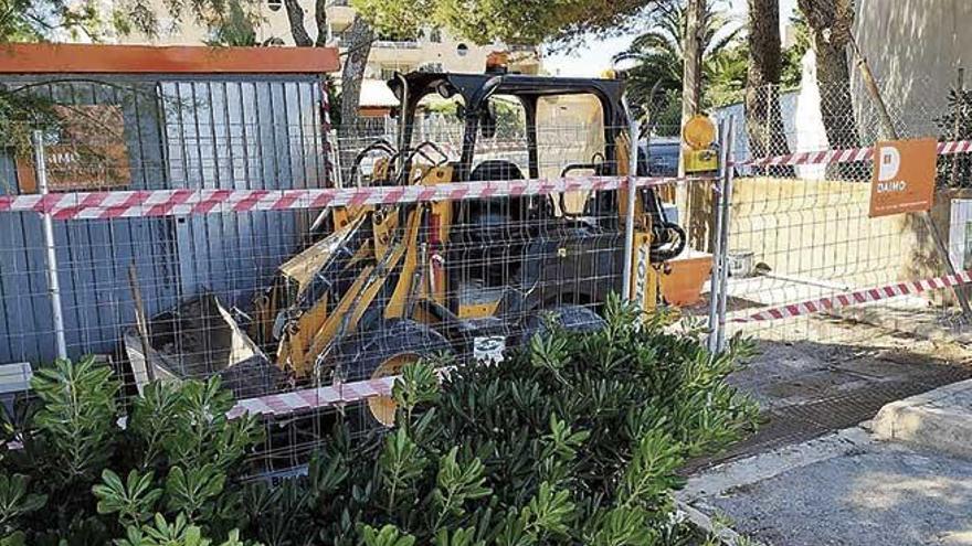 La maquinaria ha quedado parada en las obras del paseo marítimo de Cala Rajada.