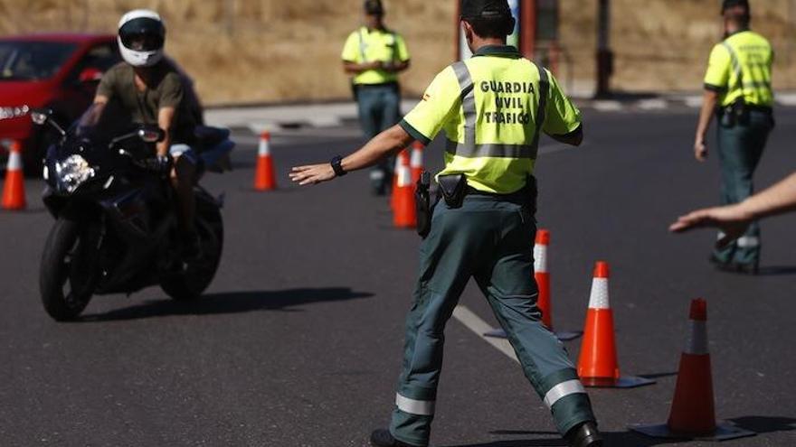 Varios agentes de la Guardia Civil en un control de velocidad.