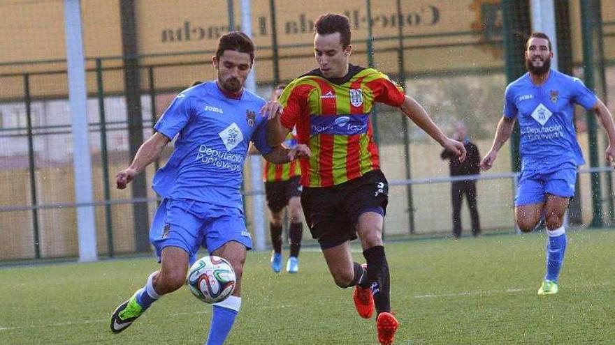 Un jugador del Pontevedra pugna por el balón. // Área 11