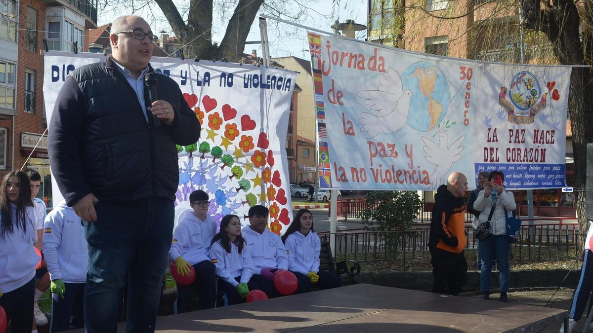 Javier de las Heras se dirige a los alumnos de San Vicente de Paúl en la celebración del Día de la Paz, en una edición pasada.