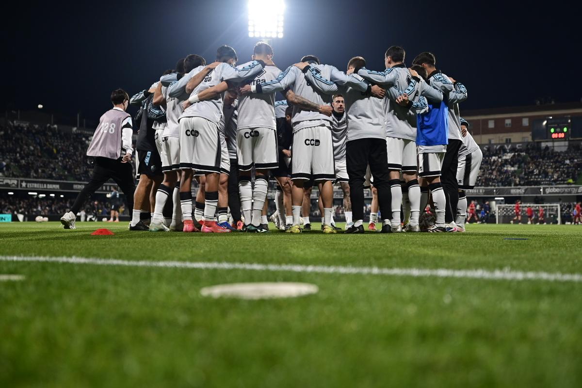 La arenga de los jugadores del CD Castellón previa a un encuentro en el SkyFi Castalia