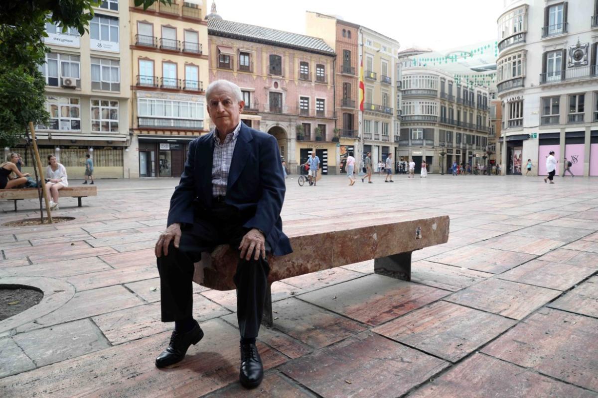 El catedrático emérito de Derecho Administrativo, Ángel Sánchez Blanco, en otro rincón de la Plaza de la Constitución.