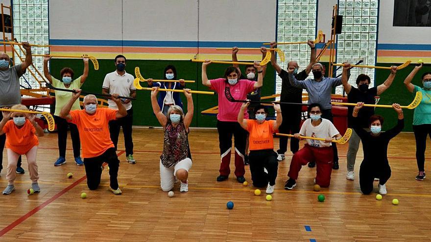 Grupo de participantes en el programa “Exercítate” de Mos tras su clase de gimnasia, ayer.   | // D.P.