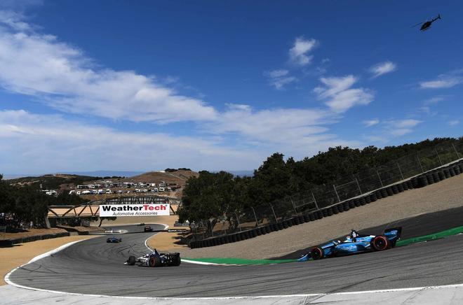 Los coches corren a través del Sacacorchos durante el Gran Premio Firestone de la Serie NTT IndyCar de Monterey en WeatherTech Raceway Laguna Seca en Monterey.