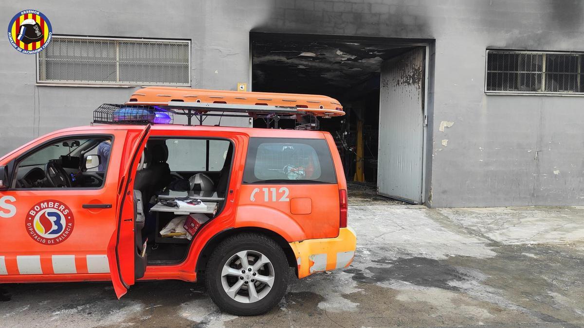 Dos heridos por inhalación de humo en el incendio de una nave ...