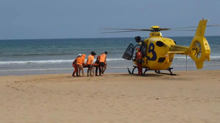 Villaviciosa: un simulacro en un mar inquieto que sorprendió a los bañistas