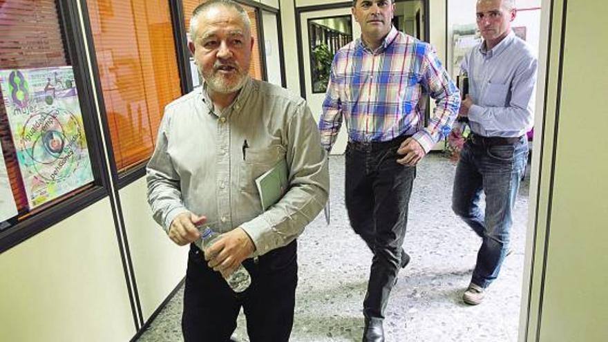 Antonio Pino, Maximino García y Jaime Caliero, ayer, en la sede de CC OO en Oviedo.
