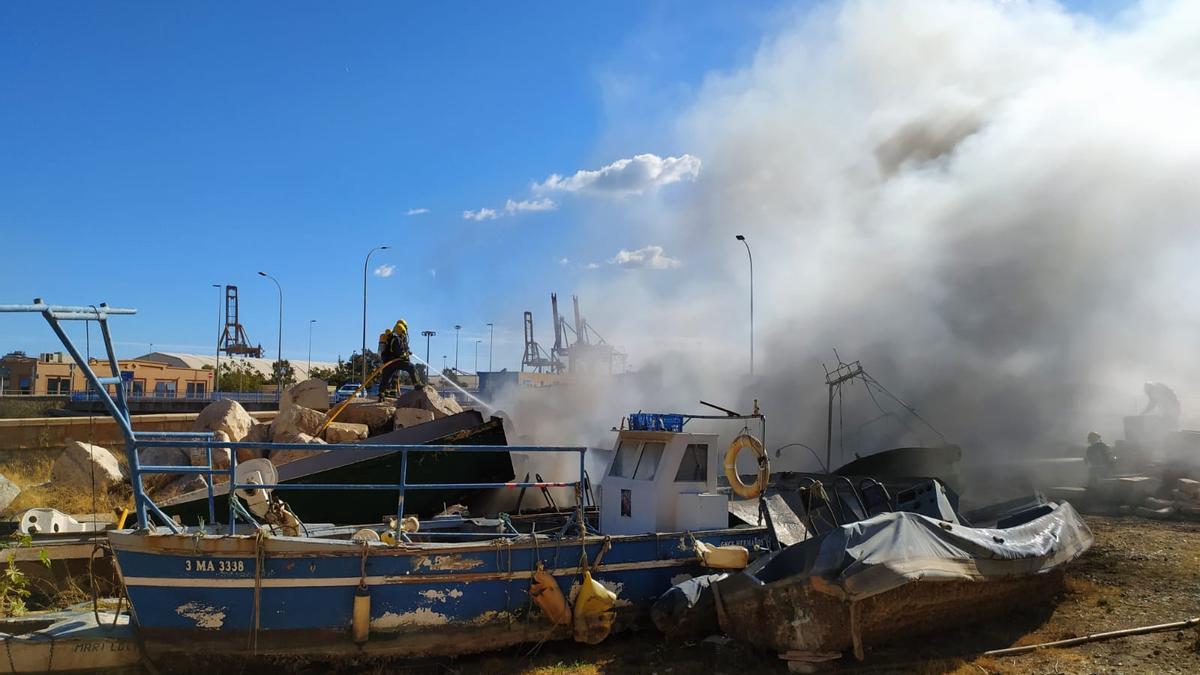 Embarcaciones afectadas por el fuego en el Puerto de Málaga.