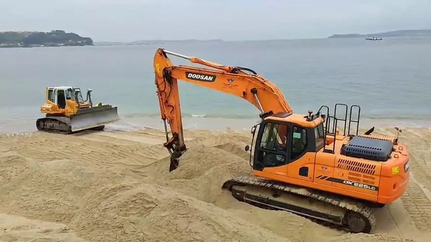 Los trabajos de emergencia para la recuperación de la playa de Agrelo, en Bueu, continúan su avance