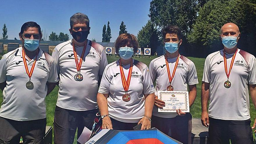 Los siete tiradores del CD Arqueros Zamora que lograron tocar metal en el Campeonato Regional de Aire Libre de Castilla y León. | CDAZ