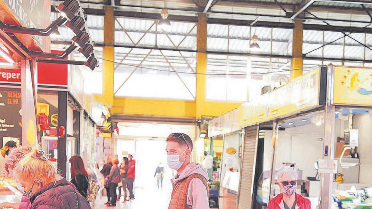 Una imatge del mercat de Roses.  | GERARD BLANCHÉ