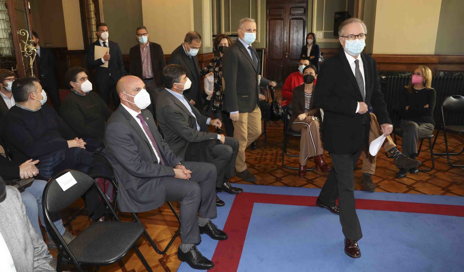 Bernardo Fernández, Francisco Bastida y Marc Carrillo, al entrar en la sala Europa de la Junta General. 