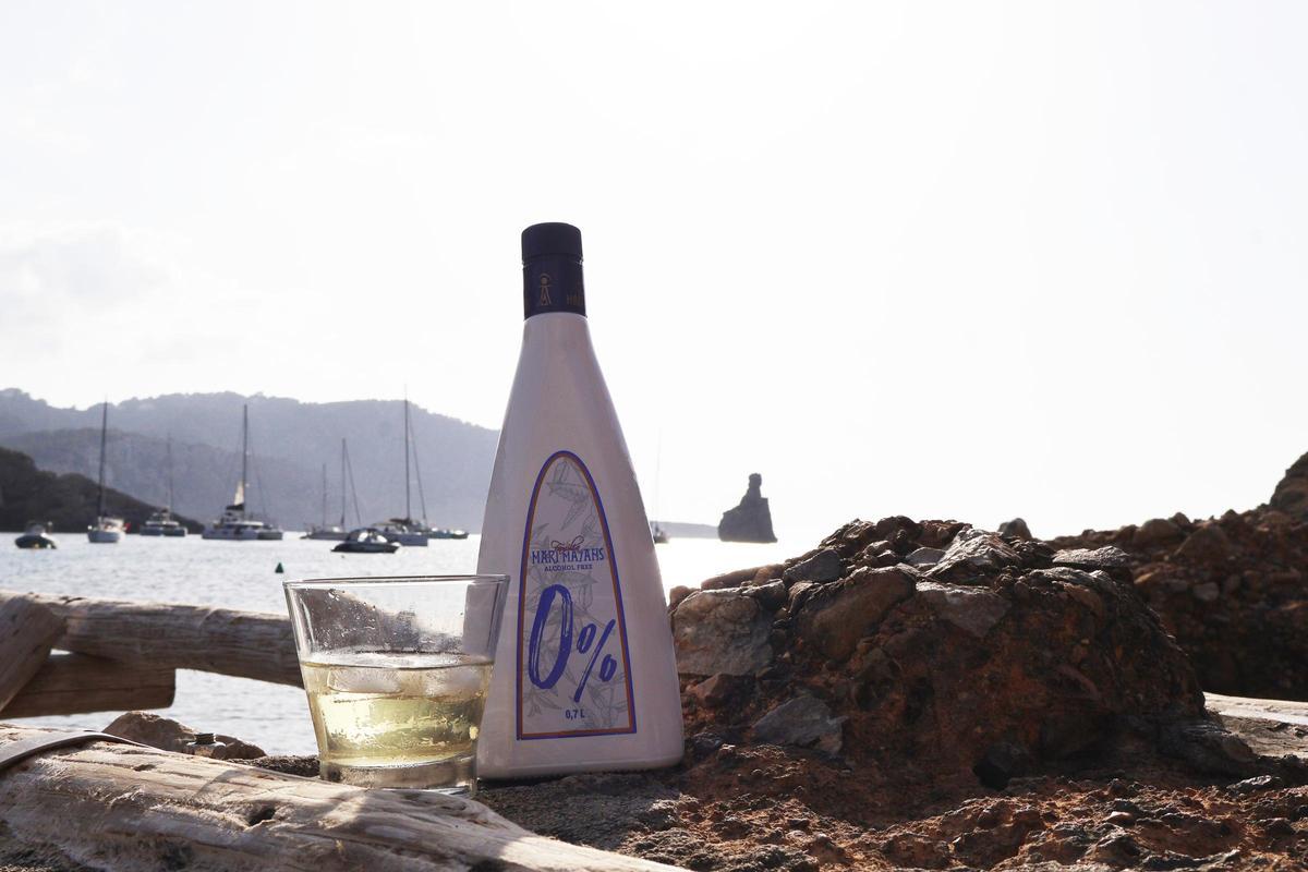 El diseño de la nueva botella de 'Marí Mayans 0%'