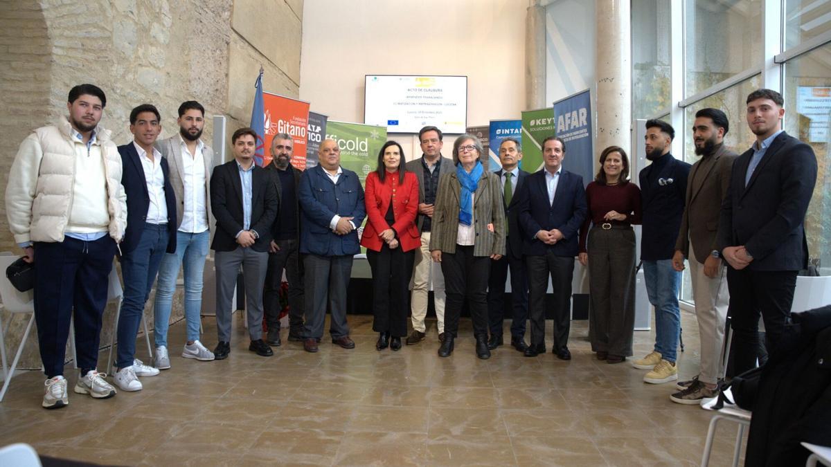 Diez jóvenes gitanos concluyen en Lucena un programa de inserción laboral sobre refrigeración.