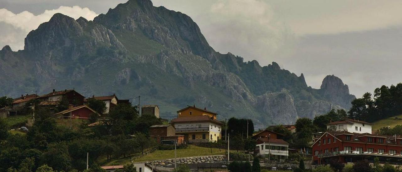 Peña Mea desde Pola de Laviana, con Canzana en primer plano.