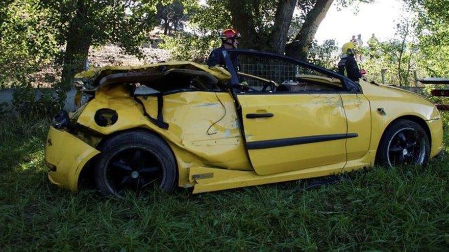 Mueren tres jóvenes al salirse su coche de la carretera en Salamanca