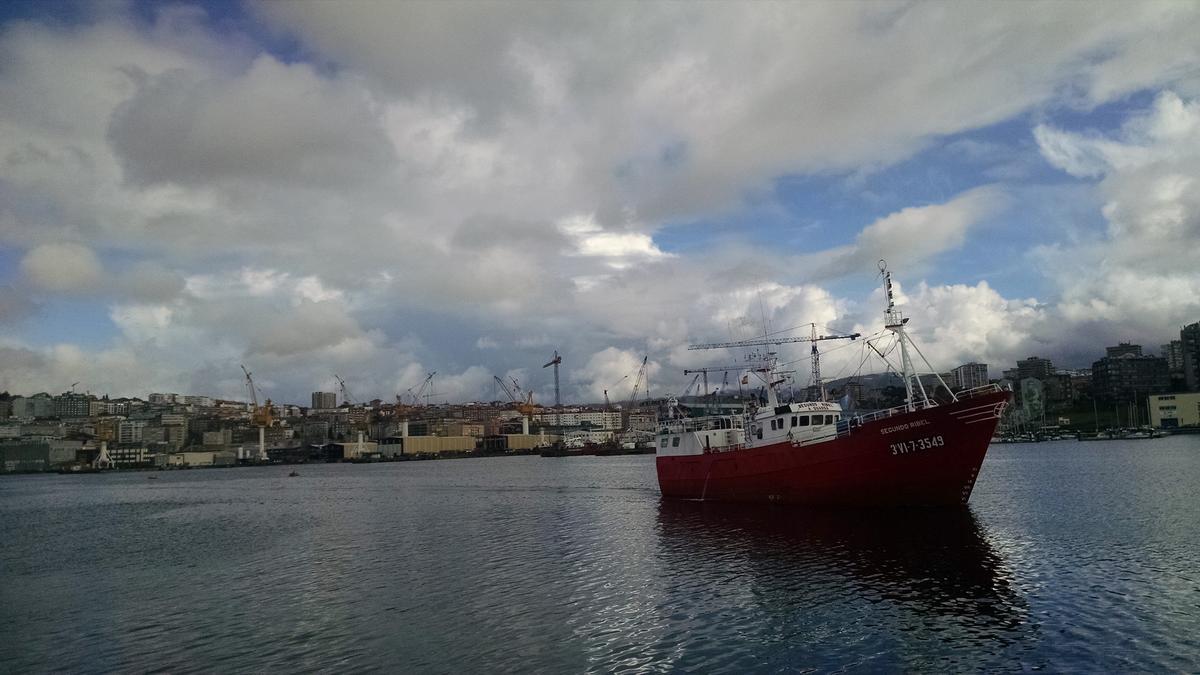 Un palangrero frente al Puerto de Vigo