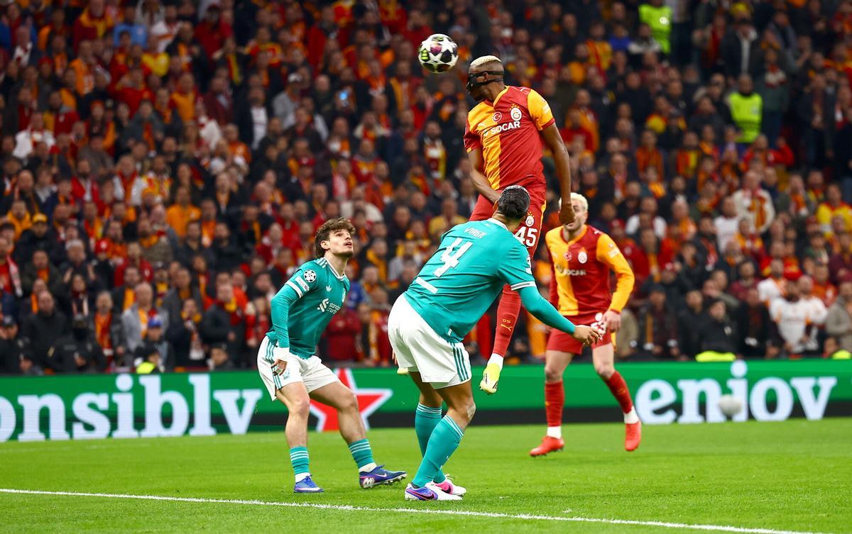 ISTANBUL (Turkey), 10/03/2026.- Victor Osimhen (C) of Galatasaray leaps but heads the ball wide during the UEFA Champions League Round of 16 1st leg match Galatasaray SK against Liverpool FC, in Istanbul, Turkey, 10 March 2026. (Liga de Campeones, Turquía, Estanbul) EFE/EPA/TOLGA BOZOGLU