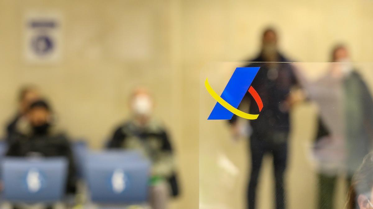 Varias personas esperan en una oficina de la Agencia Tributaria en Madrid, el pasado 5 de abril. Varias personas esperan en una oficina de la Agencia Tributaria en Madrid, el pasado 5 de abril.