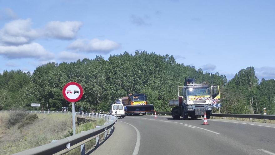 Retiran los guardarraíles de la curva de acceso al puente de Santa Cristina de la Polvorosa