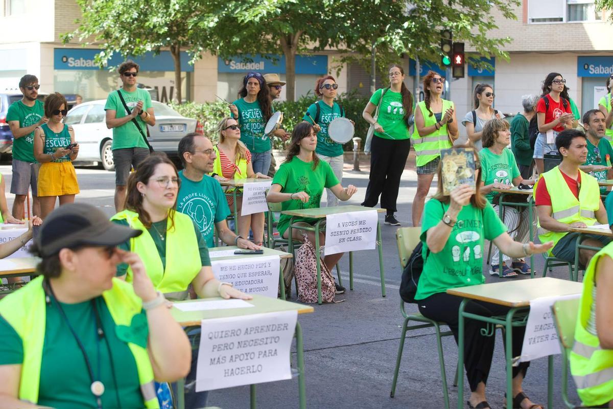 Los profesores sacan los pupitres a la calle en una nueva protesta en Alicante