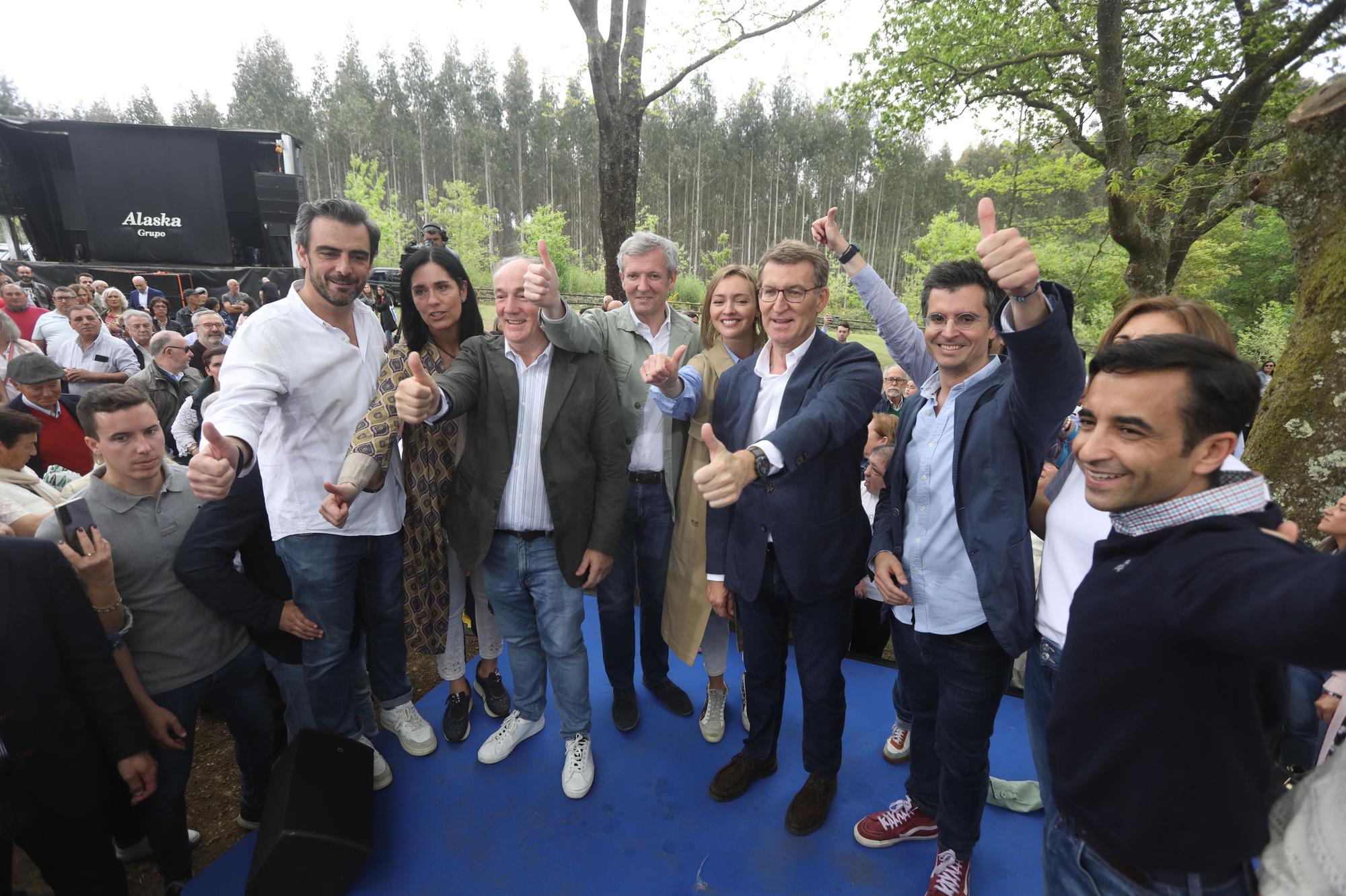 Feijóo se da un baño de masas a su regreso a Galicia