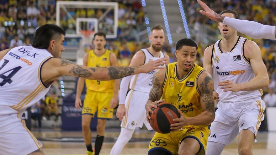 Ambiente en el Gran Canaria Arena ante la visita del Real Madrid